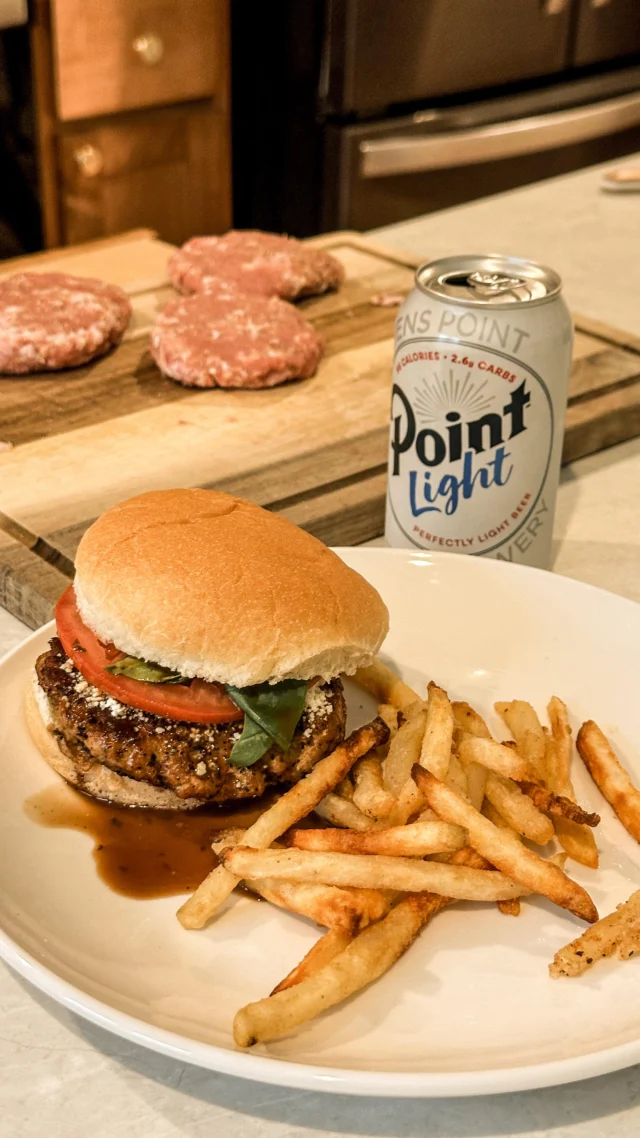 Make fresh Caprese turkey burgers with us as we drink Point Light Beer. This ultra light beer pairs Perfectly with so many dishes! 🤤